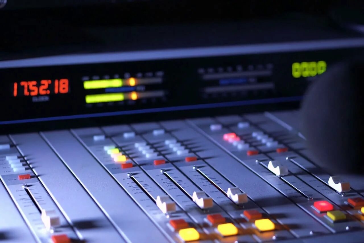 Радио рабочий стол. Радио рекорд. Fm recording. Радио рекорд. Радио рекорд логотип.