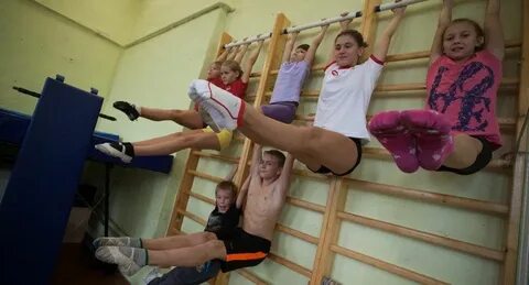 На уроке физкультуры школьники прыгали в высоту