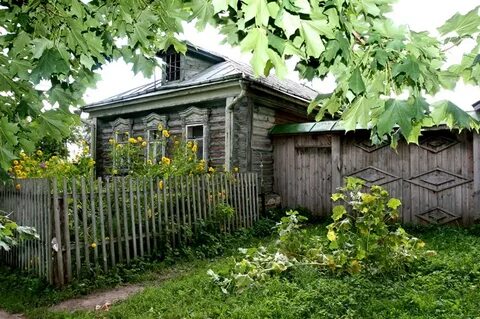Позади старого дома был старый сад