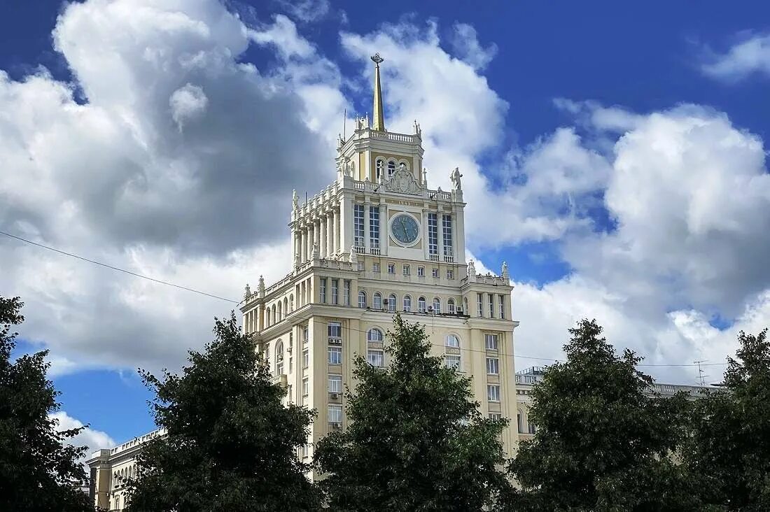 Гостиница пекин москва. Гостиница пекин сталинский ампир. гостиница пекин чечулин. гостиница пекин скульптуры. сталинский ампир в москве.