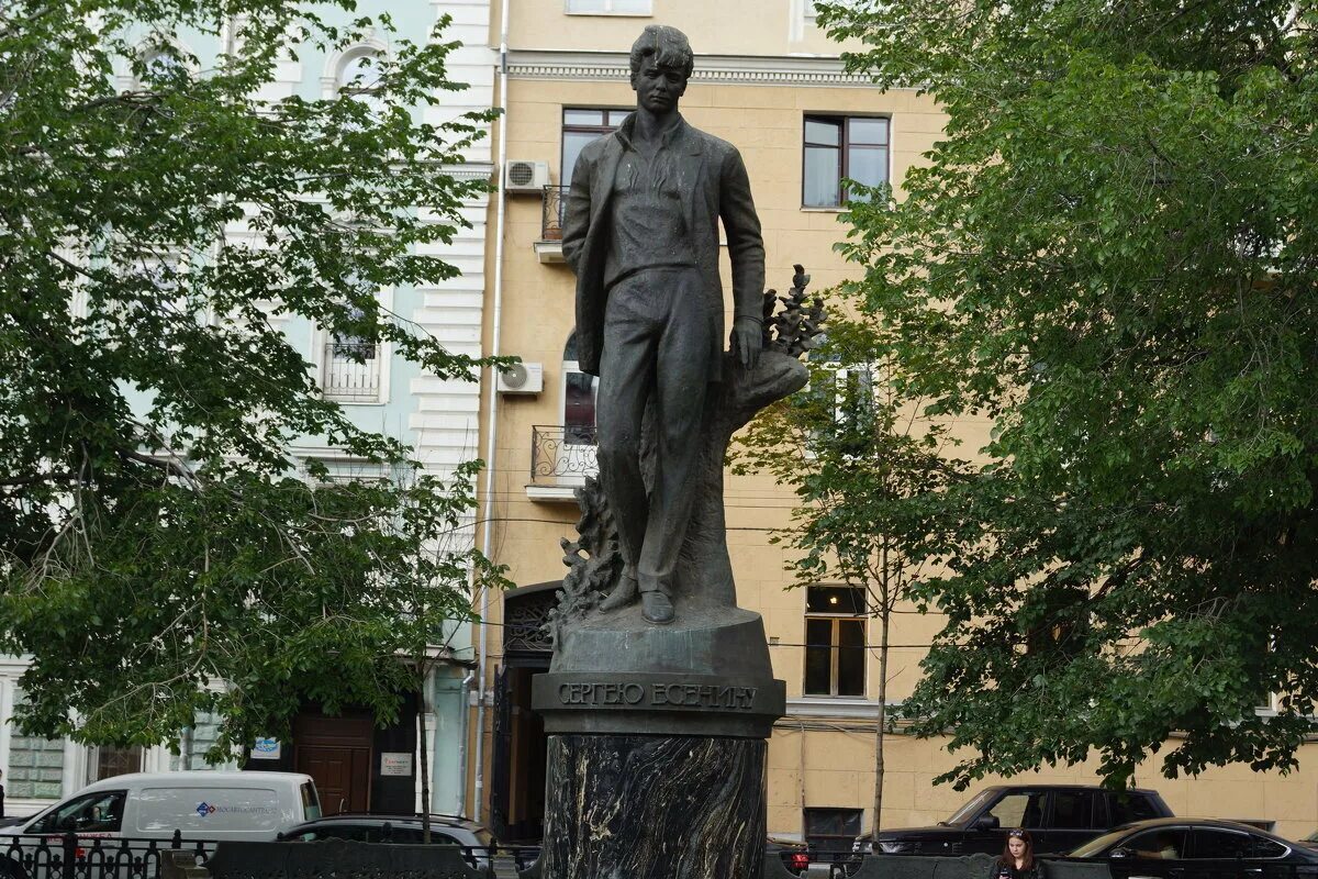 Памятник есенину на тверском. Памятник есенину на тверском бульваре. памятник есенина в москве. памятник сергею есенину в москве. памятник сергею есенину.