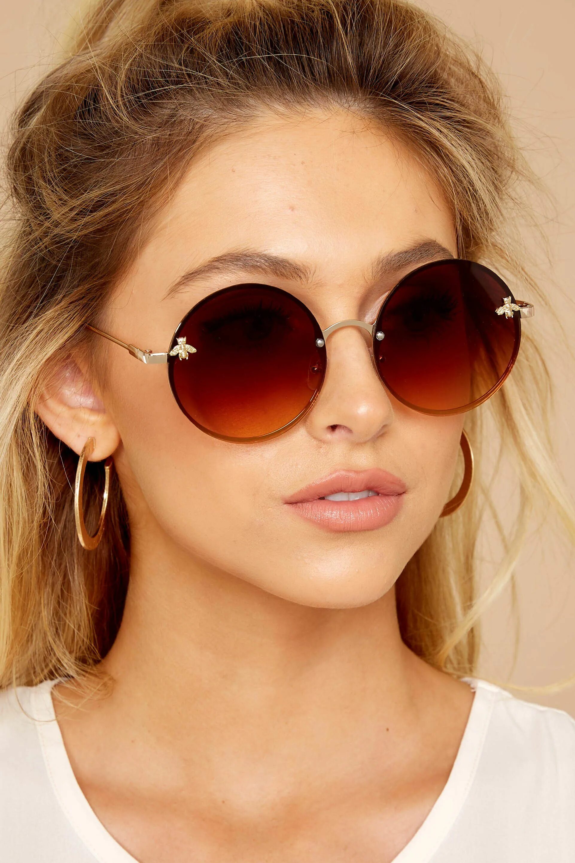 Ray ban round metal 3447. Тишейды розовые. Круглые солнцезащитные очки. Причёска под круглые очки. Ray ban 3447 черные.