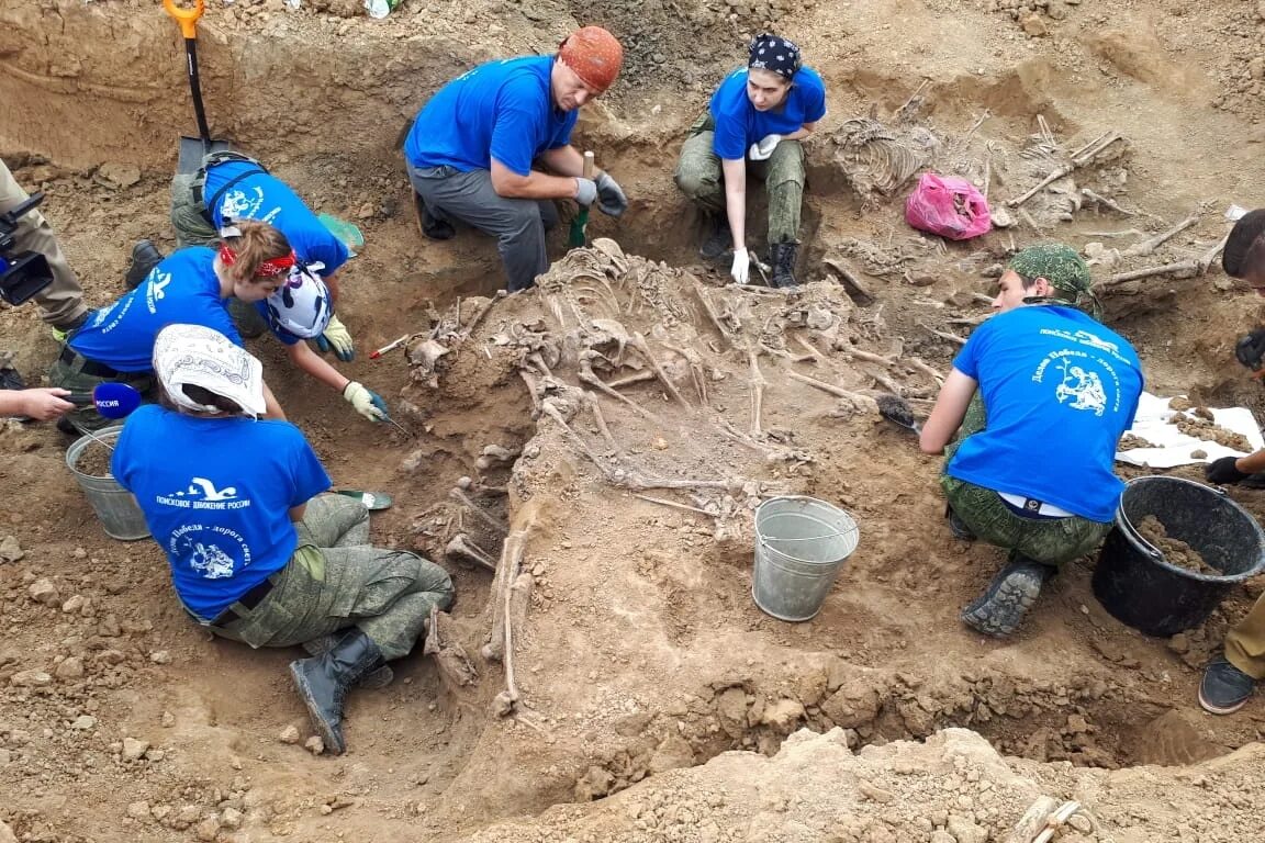 В сальске нашли. Раскопки в Сальске кирпичный завод. Раскопки массовых захоронений. Раскопки в Ростовской области. Раскопки братских могил.