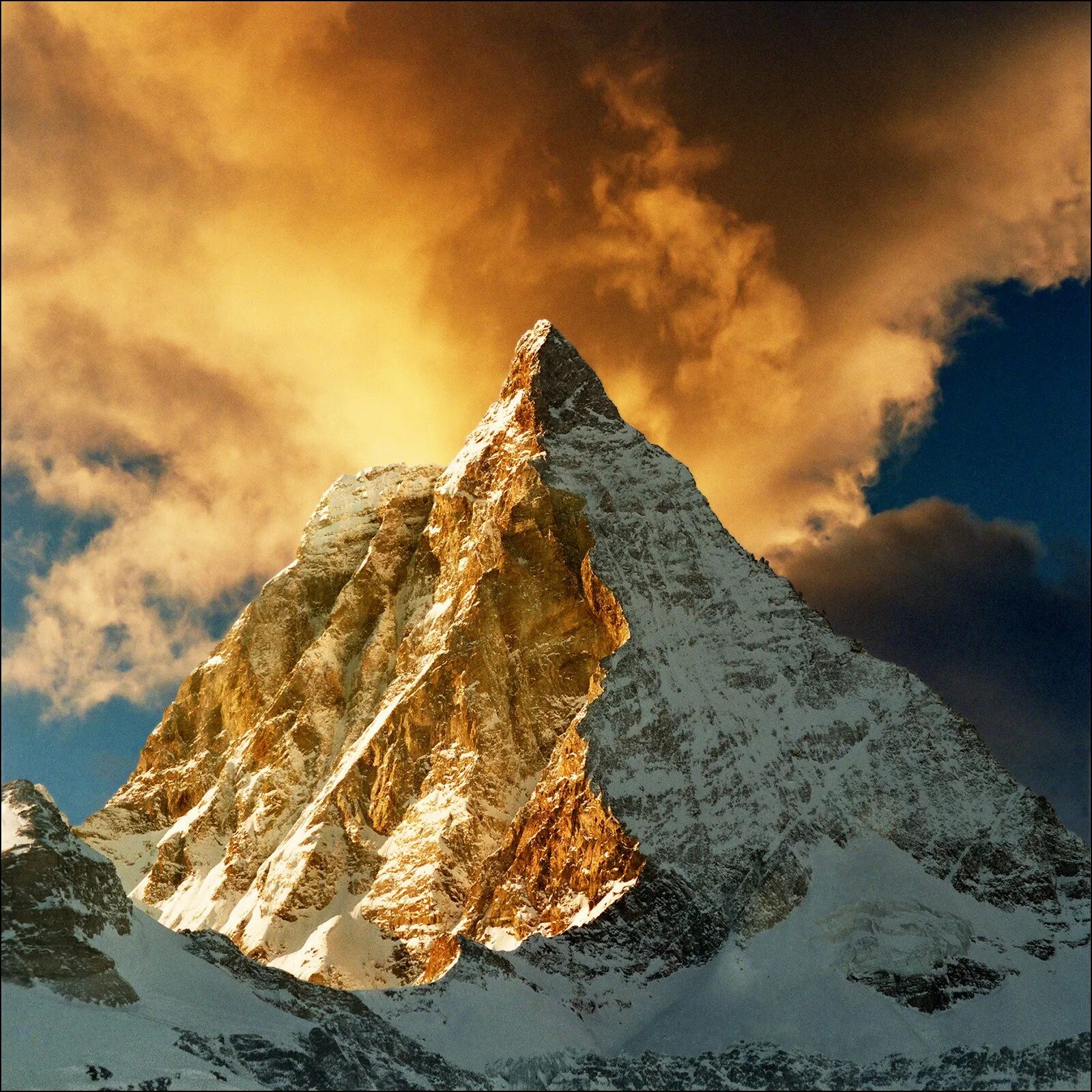 Маттерхорн гора фото. Matterhorn Парамаунт. Гора Маттерхорн шококад. Золотые горы.