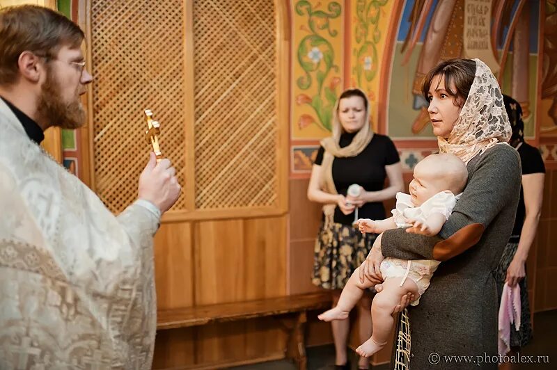 Священник крещение. Крещение ребенка. Крещение младенца. Можно ли на крещение беременным. Можно ли на крещение беременным.