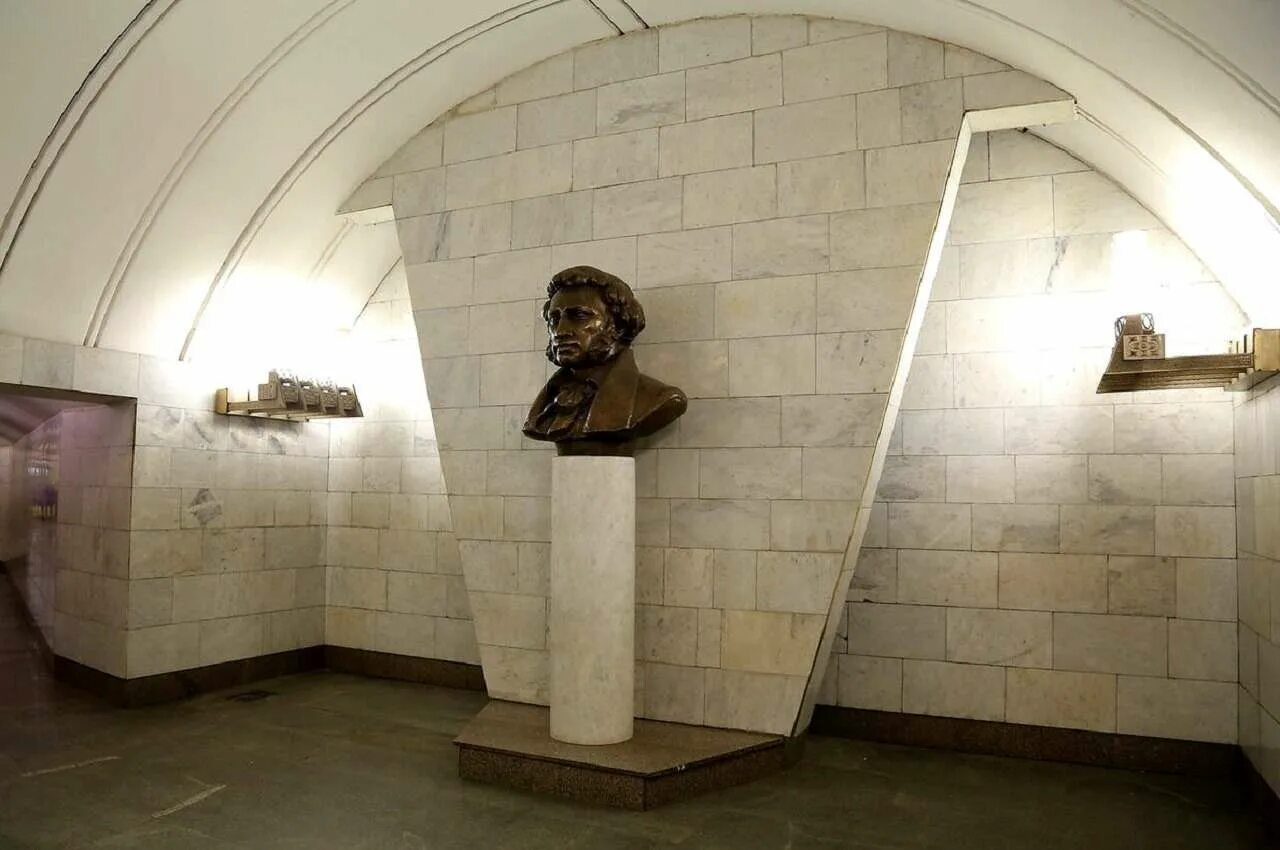 Пушкин станция метро. Пушкинская станция метро москва. московское метро станция пушкинская. станция пушкинская москва вестибюль. пушкинская (станция метро, санкт-петербург).
