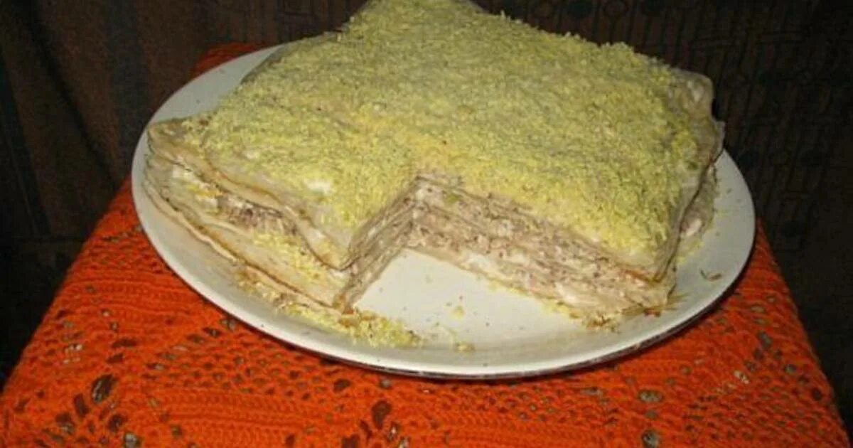 Закусочный торт наполеон с рыбной консервой. Закусочный вафельный торт с консервой. Торт из вафельных коржей. Салат с вафельными коржами и консервой. Рецепт рыбного торта из вафельных коржей.