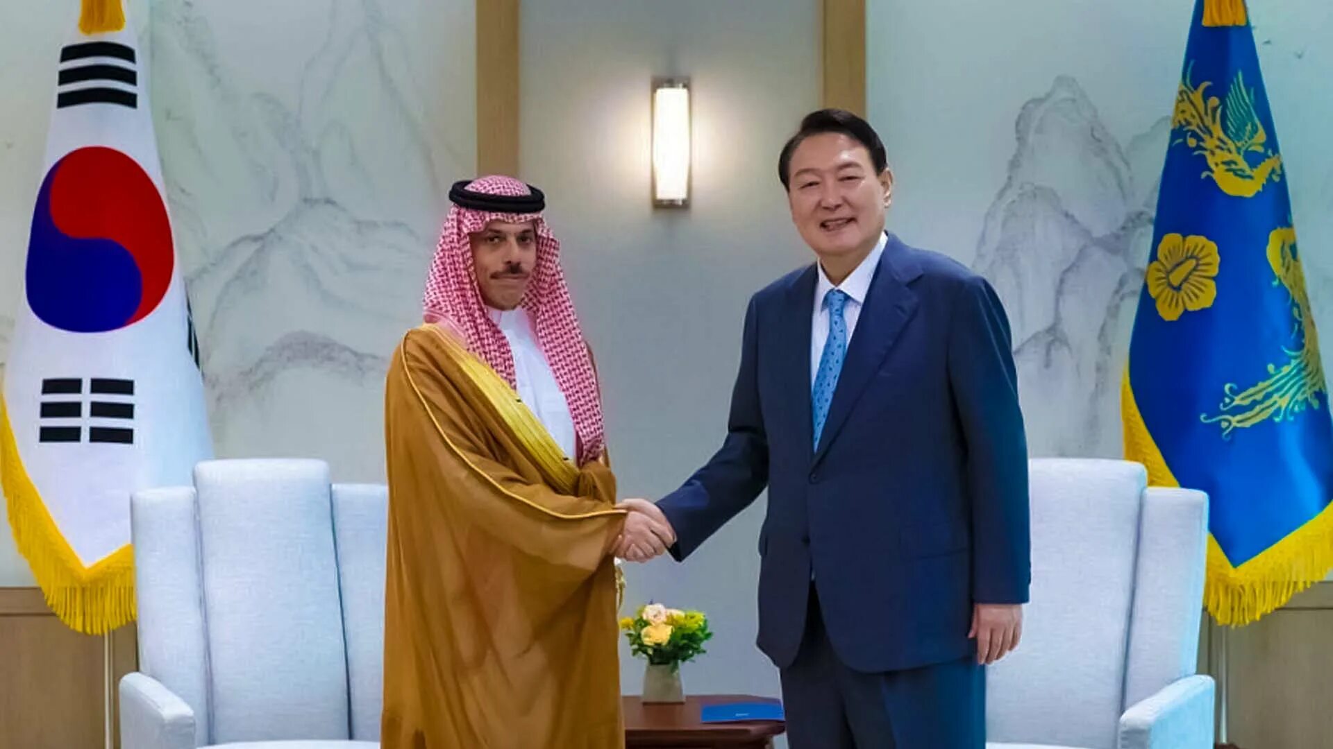 Саудовской аравии южный корея. Korea, pakistan. Институт китая и современной азии. Наследный принц в короне из цветов. South korea’s president receives honor guard welcome upon arrival in uae.
