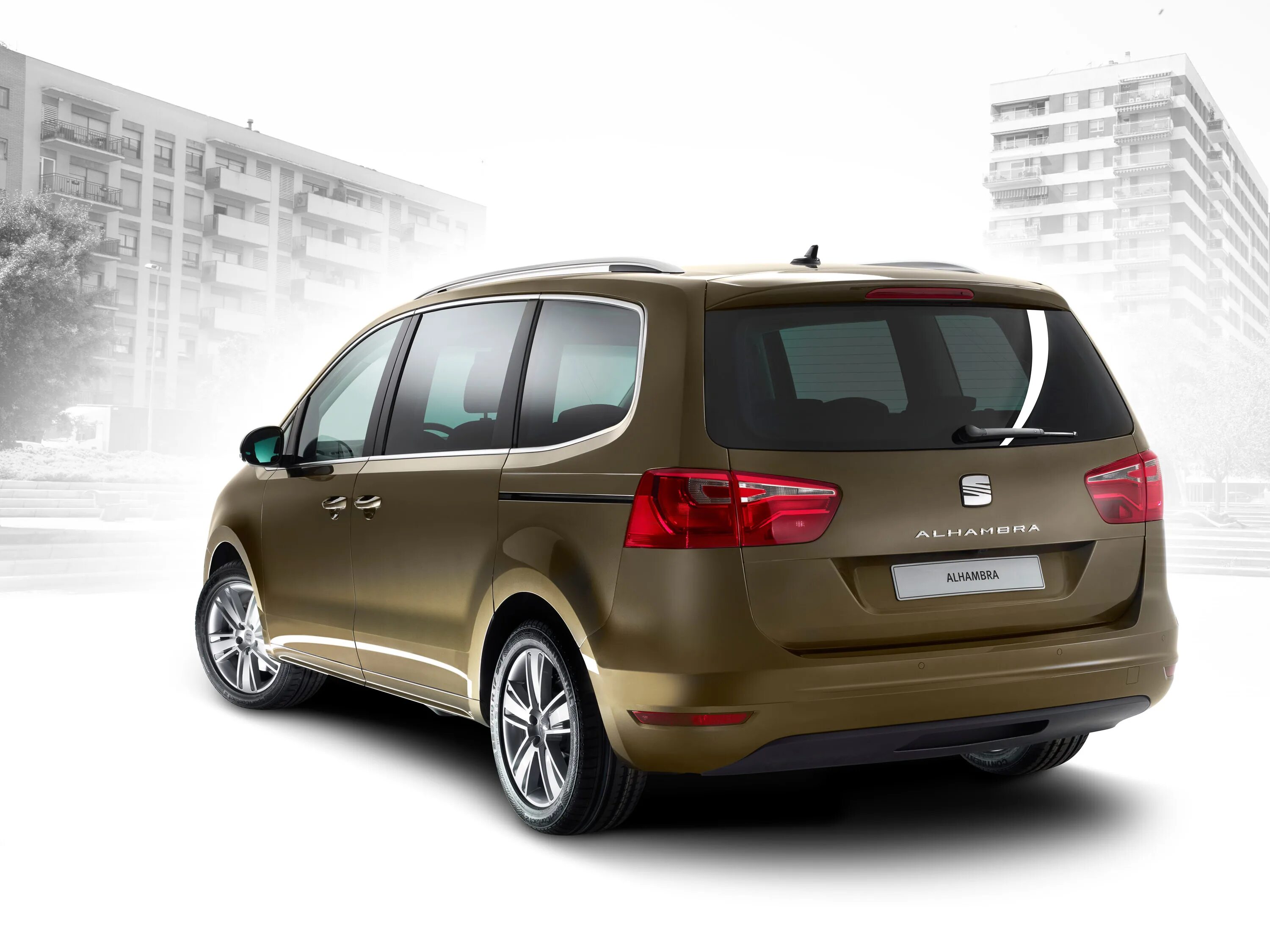 Лучшие автомобили 7 мест. Seat Alhambra. Сеат минивэн Альхамбра. Сеат Альгамбра 2013. Seat Alhambra 2015.