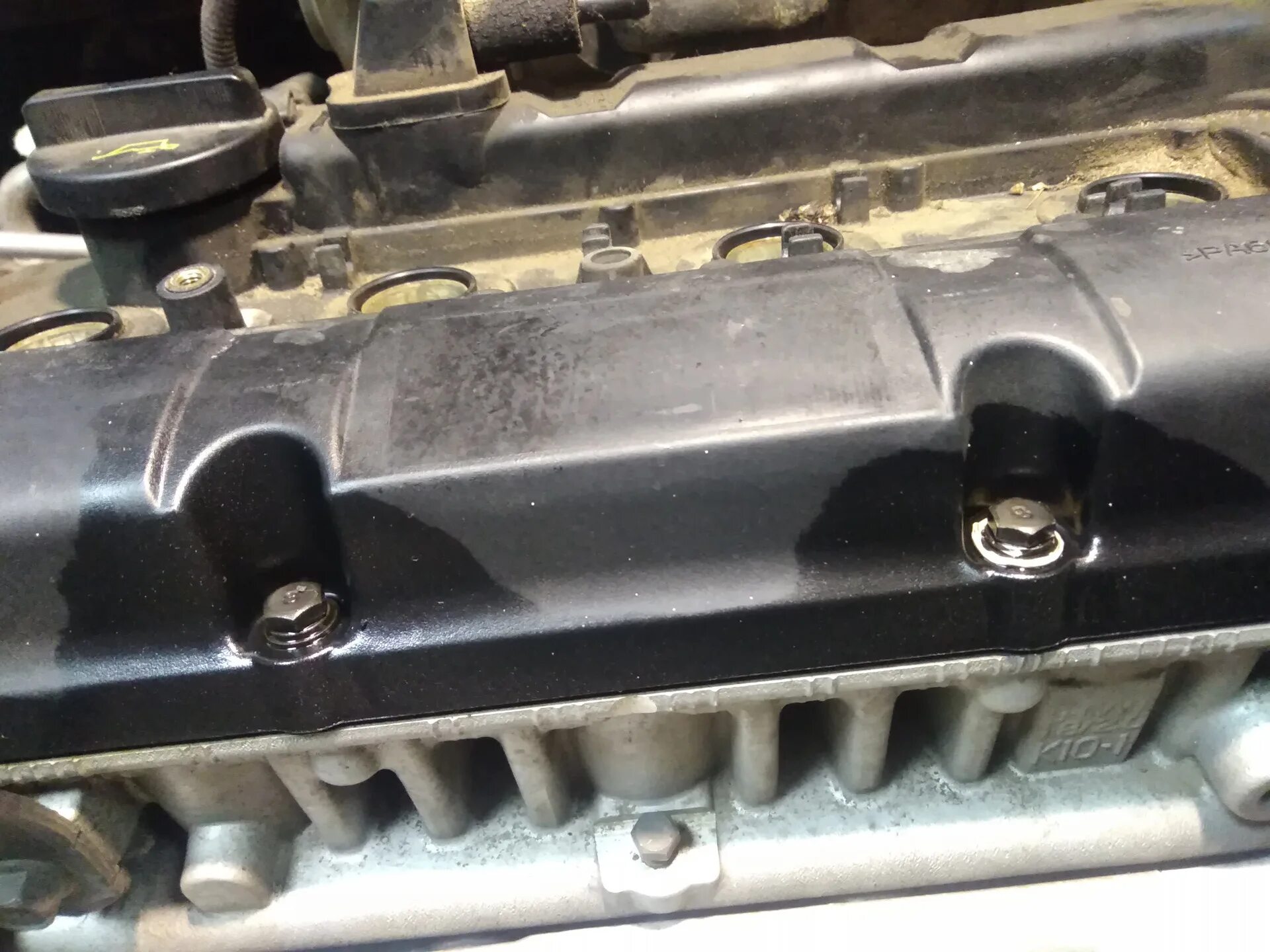 Кия сефия клапанная крышка. Запотевание клапанной крышки. 6 cwva запотевание клапанной крышки. Запотевание клапанной крышки. Течь прокладки клапанной крышки джампер 2011.