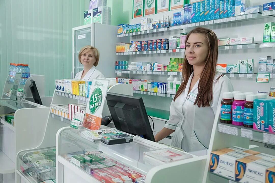 фармацевт в аптеке. стеллаж для лекарств. аптека. фармацевт. ассортимент аптеки.