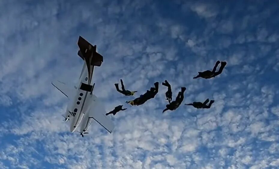 4 летать. 4 летать. 4 летать. Человек летит. Авиасообщения.