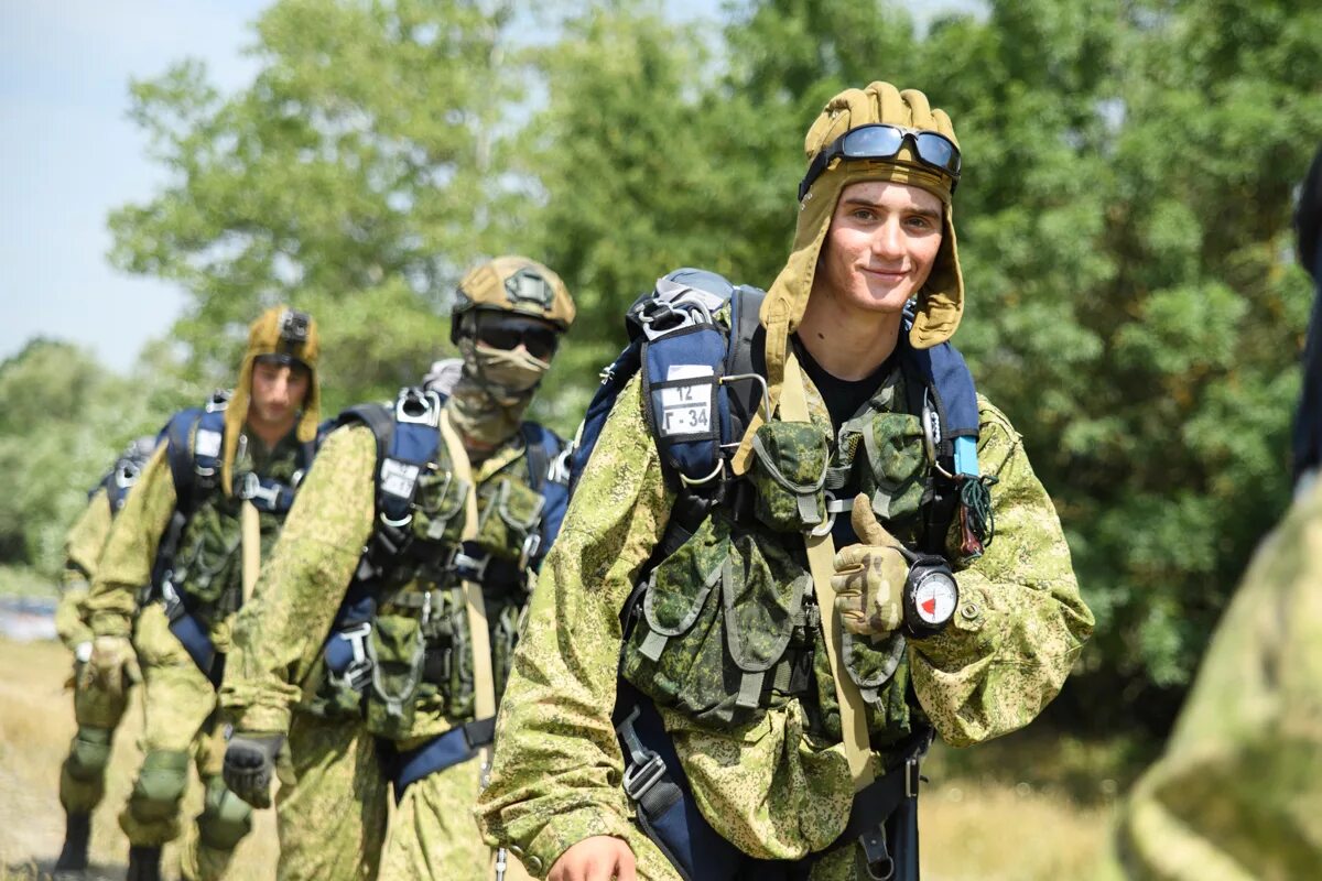 Десантники спецназ. Аэромобильный медицинский отряд ВДВ. Спецназ ВДВ РФ. Спецназ ВДВ на учениях. Спецназ ВДВ десантирование.