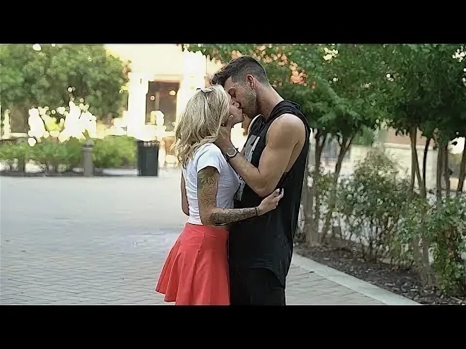 Пранк девушка целует девушек. Целует незнакомку на улице. kiss prankivasion. кисс пранк по американски.