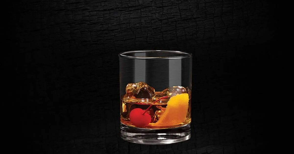 Почему виски со льдом. Олд фэшн jack daniels. бокалы для виски. виски на черном фоне. бокал виски на черном фоне.