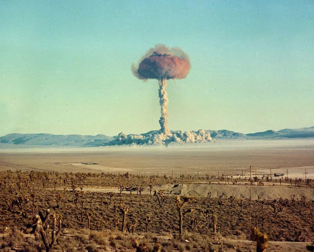 Сайт ядерного взрыва. Невада полигон ядерных испытаний. Испытания атомной бомбы Невада 1955. Ядерная бомба Невада.