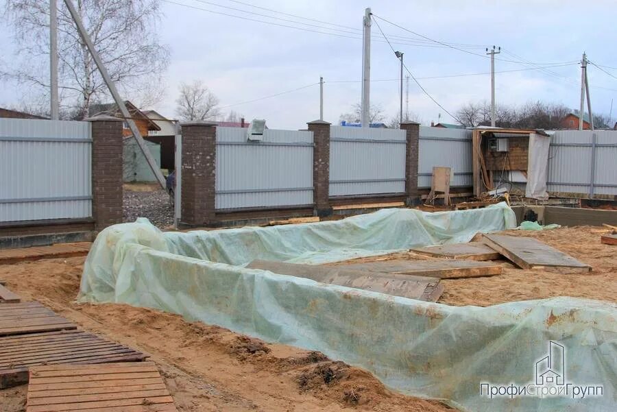 Можно ли оставить фундамент на зиму. Консервация фундамента. укрытие фундамента. укрытие фундамента на зиму. консервация плиты фундамента.