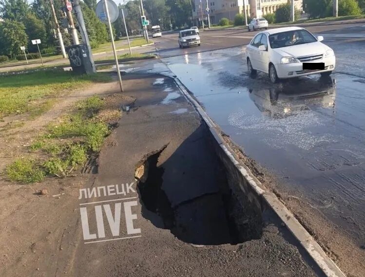 Где провалился асфальт. Провалился асфальт. Провал асфальта Липецк. В Липецке машина провалилась под асфальт. Провал в центре города.