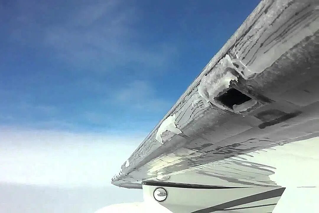 Самолет байкал. Ледяной самолет. Самолет лед лед летит. Зимний байкал. Самолет лед лед летит.