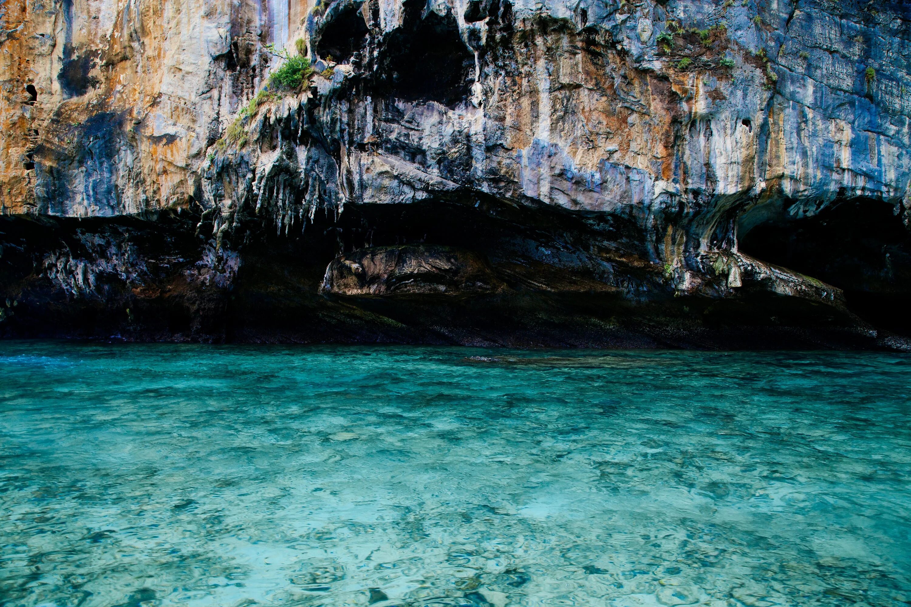 Скалы под водой. Скалы и голубая вода. Вода из скалы. Скалы в воде. Coast water