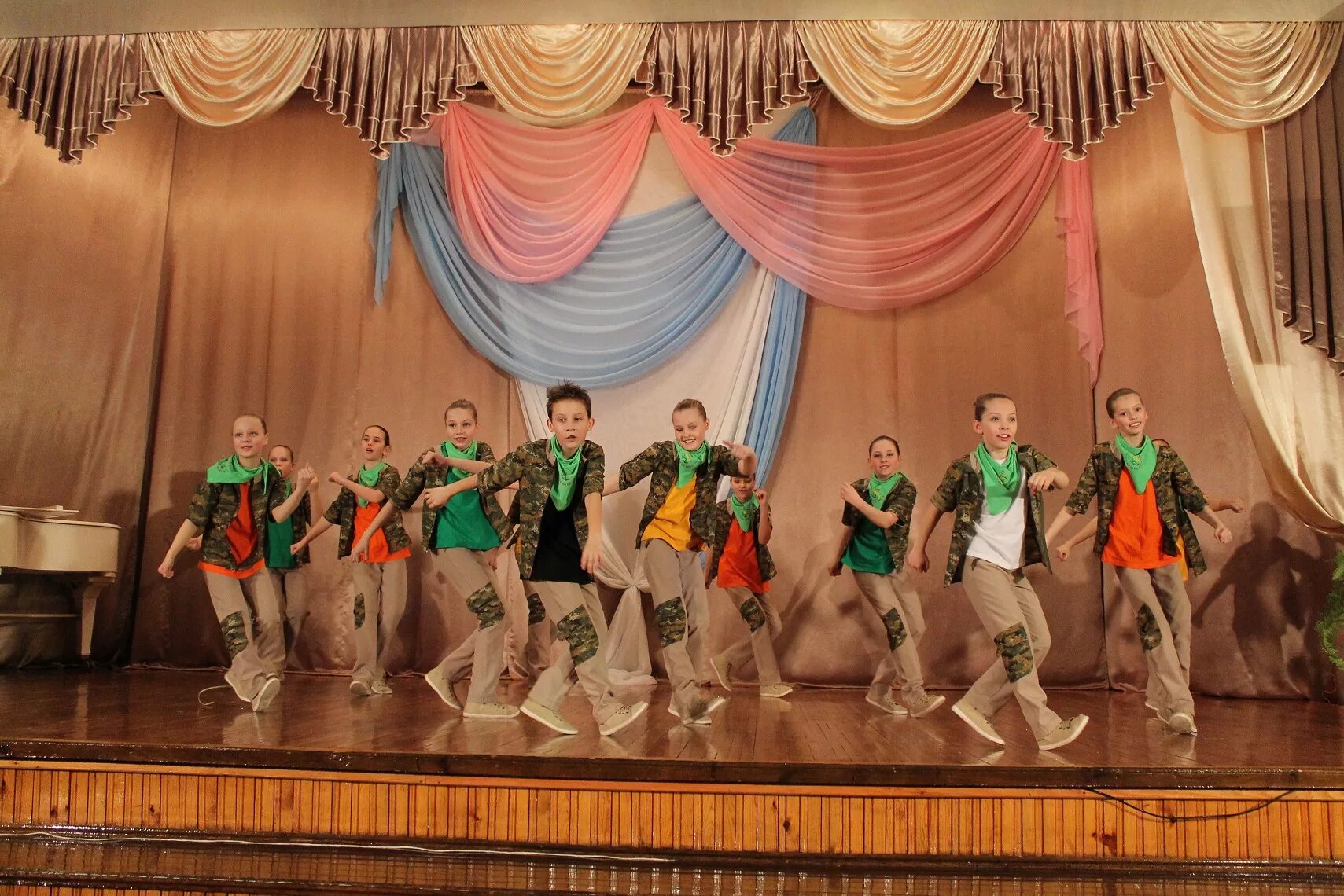 образцовый ансамбль танца радуга. танцевальный коллектив радуга. радуга богучаны хореографический ансамбль. танцевальный коллектив радуга камчатка. танцевальный коллектив радуга.