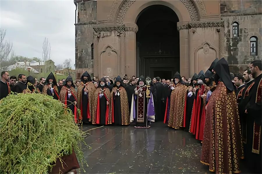 Вербное воскресенье у армян. Ахалкалаки армянская Церковь Цахказард. Вербное воскресенье по армянски. Ереванское воскресенье.