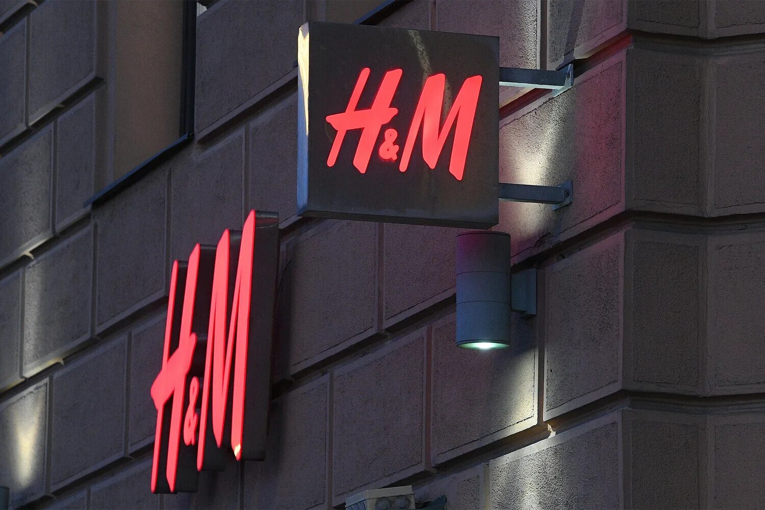 Https m com h. Компания h&m. H M логотип. Магазин HM. Закрытие h&m.
