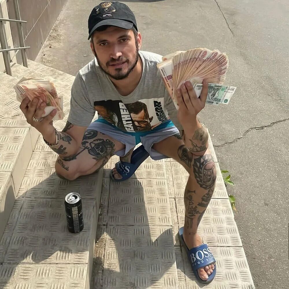 Первое видео паши техника. Рэпер Пашу.