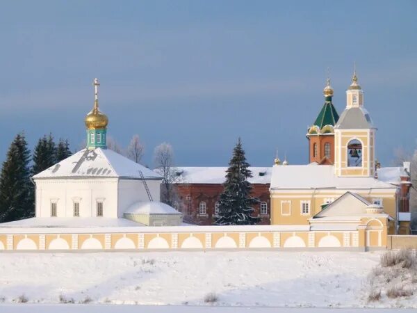 Боровичи монастырь свято. Боровичский Свято-духов монастырь. Свято-духов монастырь город Боровичи. Свято-духов монастырь Боровичи зимой. Духов монастырь Боровичи.