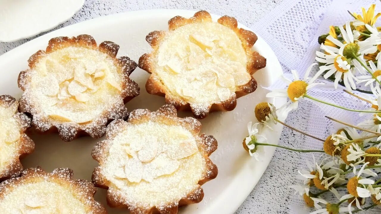 Корзинки из песочного теста. Песочные корзиночки с творогом. Тарталетка с творогом и вишней. Песочные корзиночки с творогом. Песочные корзиночки с творогом.