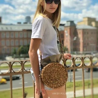 На улице с плетеной