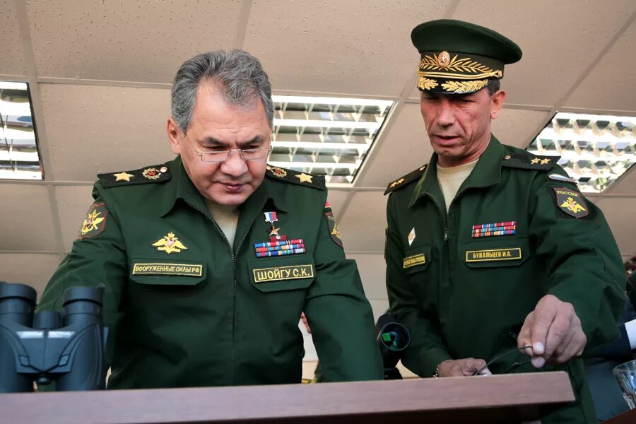 Военный генерал. Шойгу генерал полковник. Сергей Шойгу в форме вс. Зам министра обороны Бувальцев. Генерал армии Шойгу Сергей в полевой форме.