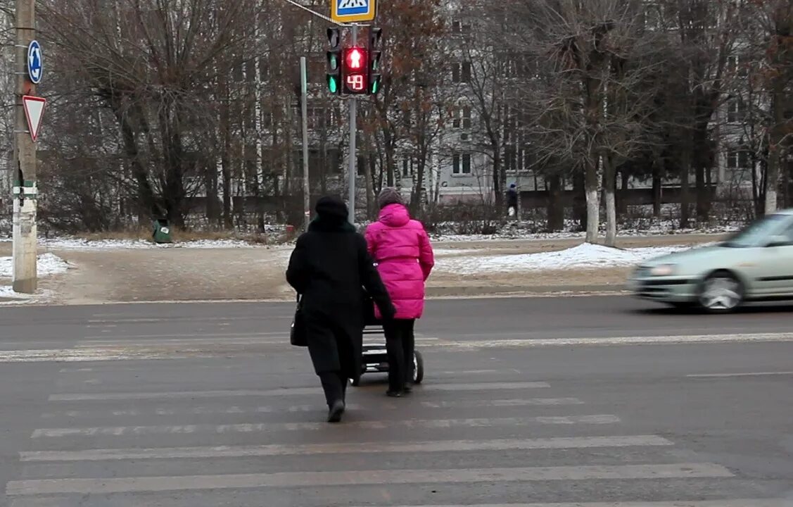 Пешеход на красный свет. Переходить дорогу на красный свет. Человек переходит дорогу на красный. Светофор для людей. Перебегал пешеходный переход