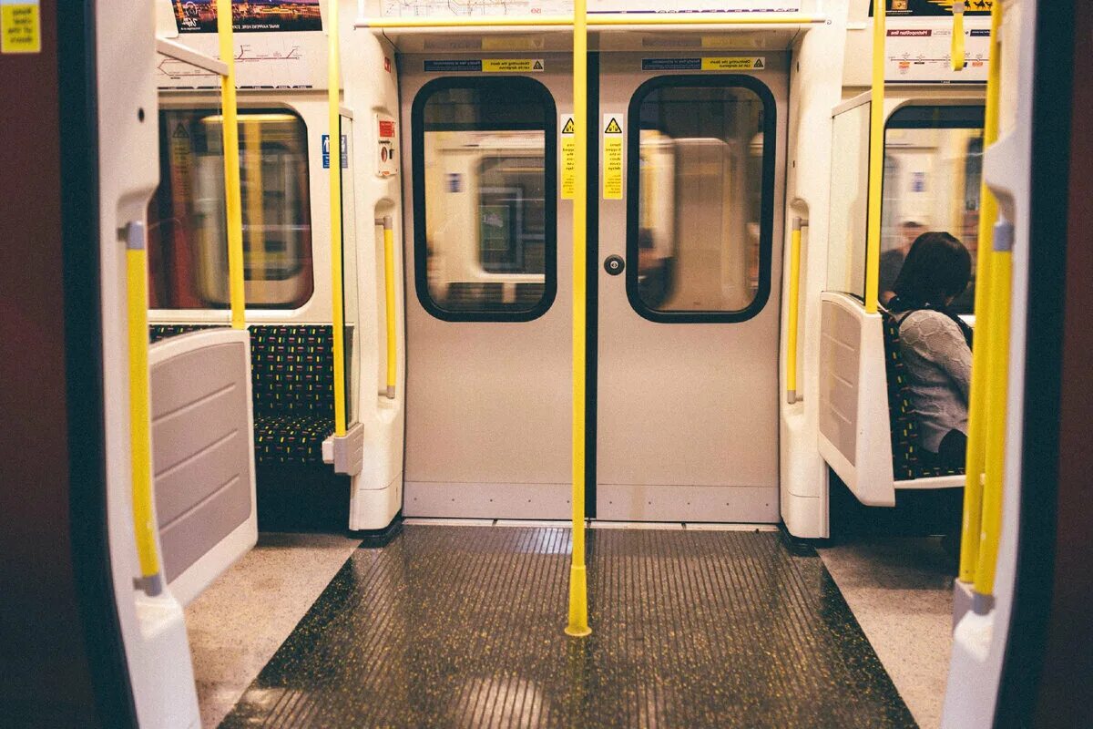 Метро двери открываются
