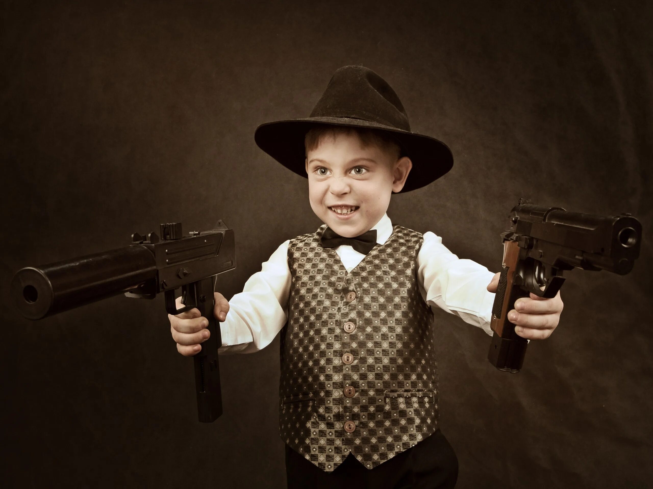 Читать семья для бандита. Оружие для детей. Пистолеты для детей. Мальчик с пистолетом.