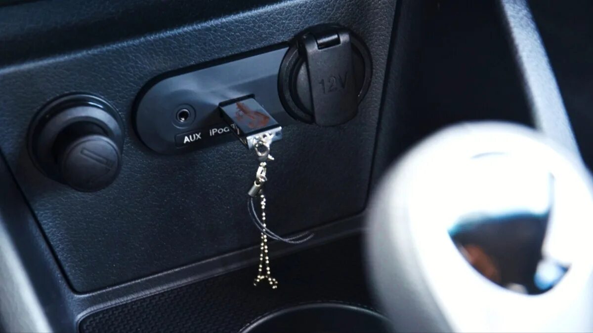 Прикуриватель киа рио 3. Разъем aux USB Kia Rio 3. Kia Rio USB разъем. Разъем USB Kia Rio 2022. USB разъемы у Киа Рио х.