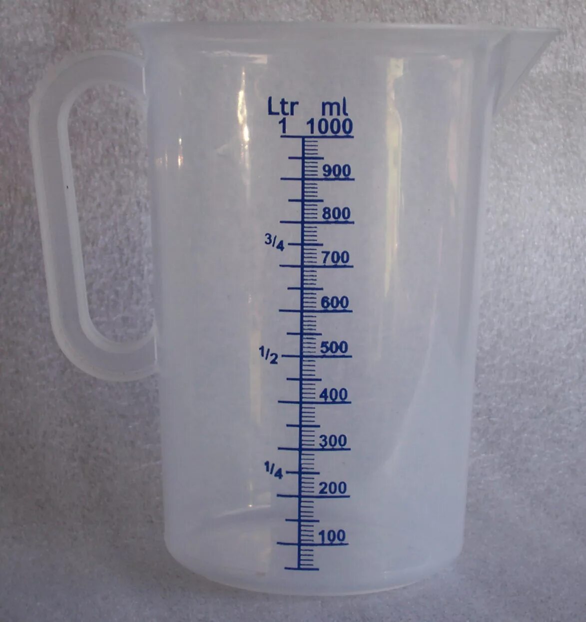 Миллилитров в литре. Мерный стакан 1 литр. Мерная шкала для жидкости. 250 Мл воды. Масса 300 мл воды