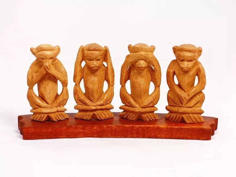 Три фигурки. Сидзару четвертая обезьяна. Статуэтка 4 обезьяны. Деревянные статуэтки. Три обезьянки статуэтки.