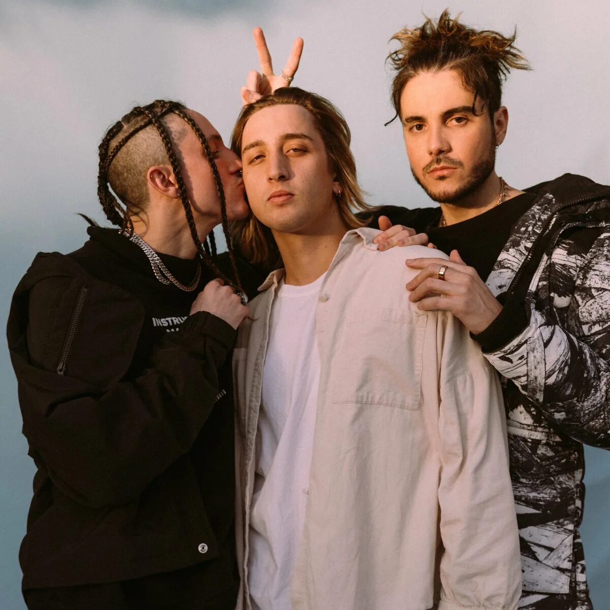 Chase atlantic moonlight. Chase Atlantic Кристиан Энтони. Клинтон Кейв Chase Atlantic. Chase Atlantic Чейз Атлантик. Солист группы Chase Atlantic.