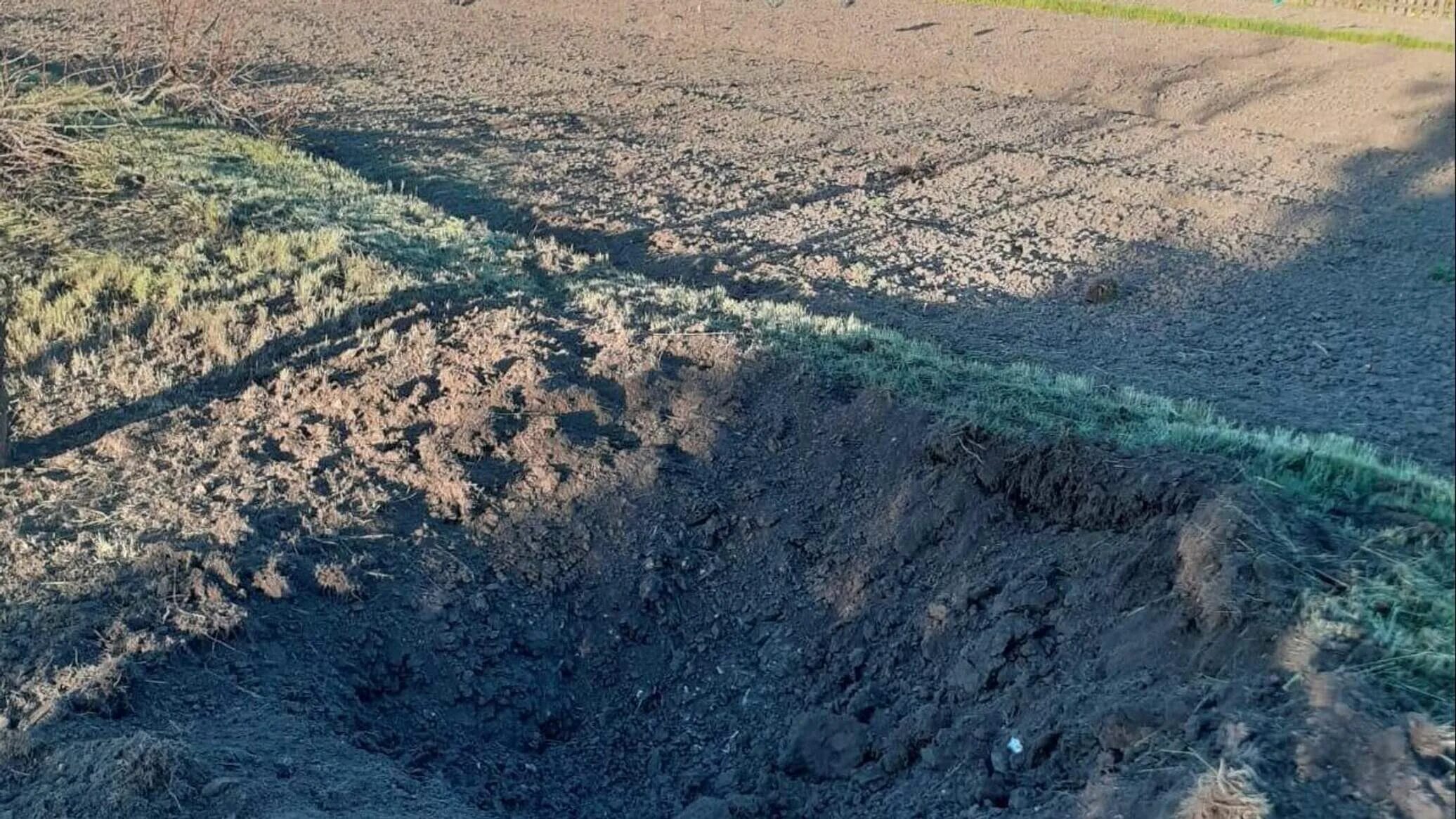 Взрывы в симферополе сейчас. Крупец Курская область обстрел. ВСУ обстреляли Курскую область. Крупец обстреляли. Воронка от взрыва на Украине 2022.