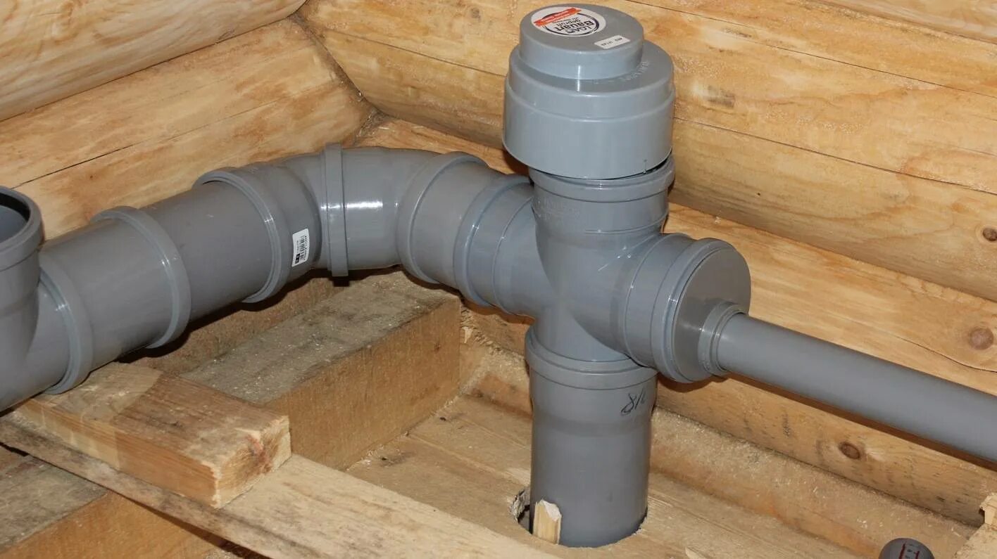 Трубы канализации в доме. Канализационные трубы в частном доме. Крепление канализационных труб 110 к полу. Фановая труба 50 мм для канализации в частном доме. Монтаж канализационных труб.