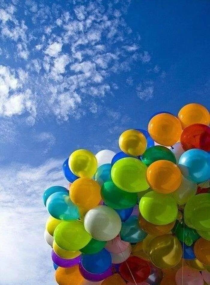 День рождения воздуха. Воздушный шарик. Разноцветные воздушные шары. Яркие шарики. Воздушные шарики в небе.