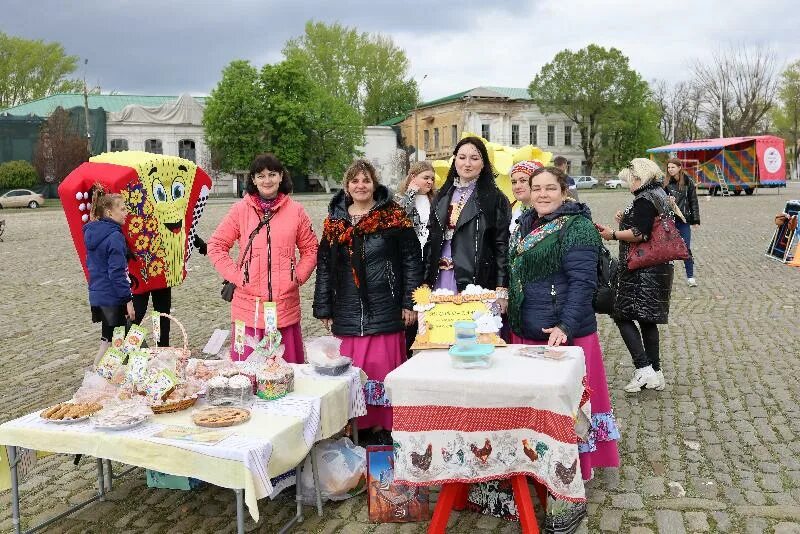 Городской праздник. Празднование Пасхи. Праздник на городской площади. Общественные праздники. Общественные праздники примеры