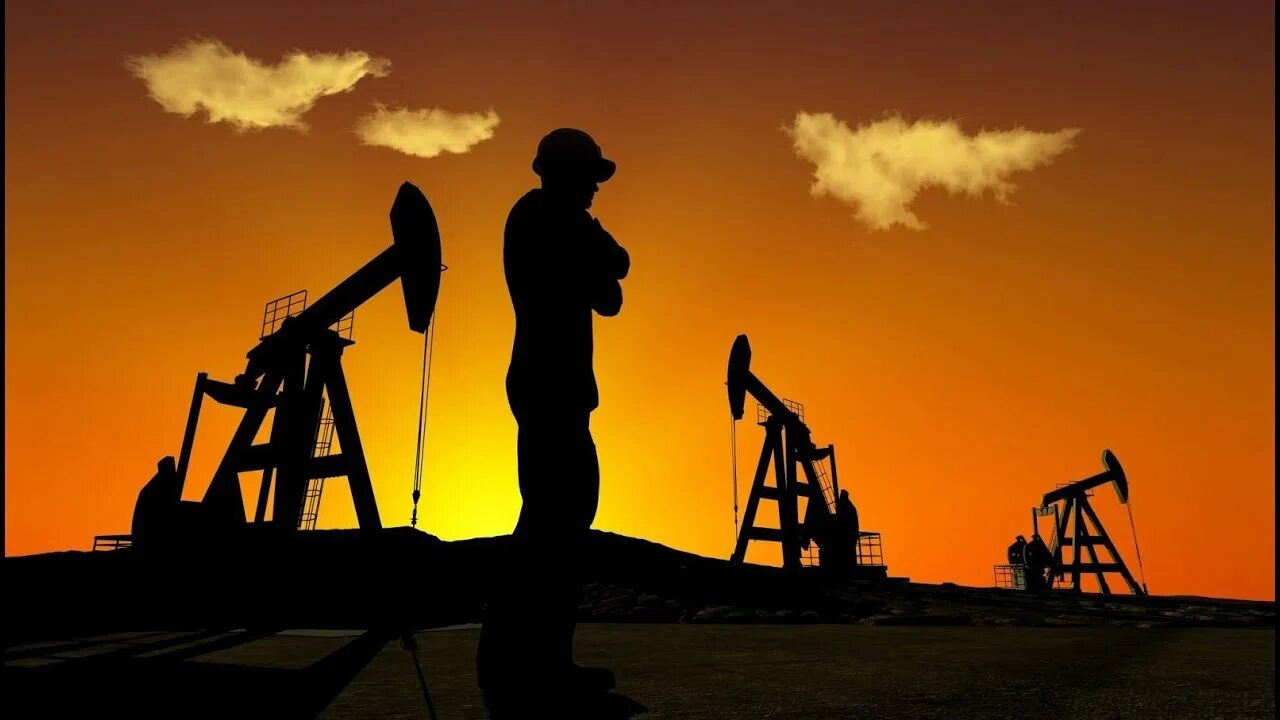 Oil worker shows thumb. Удмуртнефть ижевск. Красивый нефтяник. Улыбающийся нефтяник. Буровые вышки роснефть.