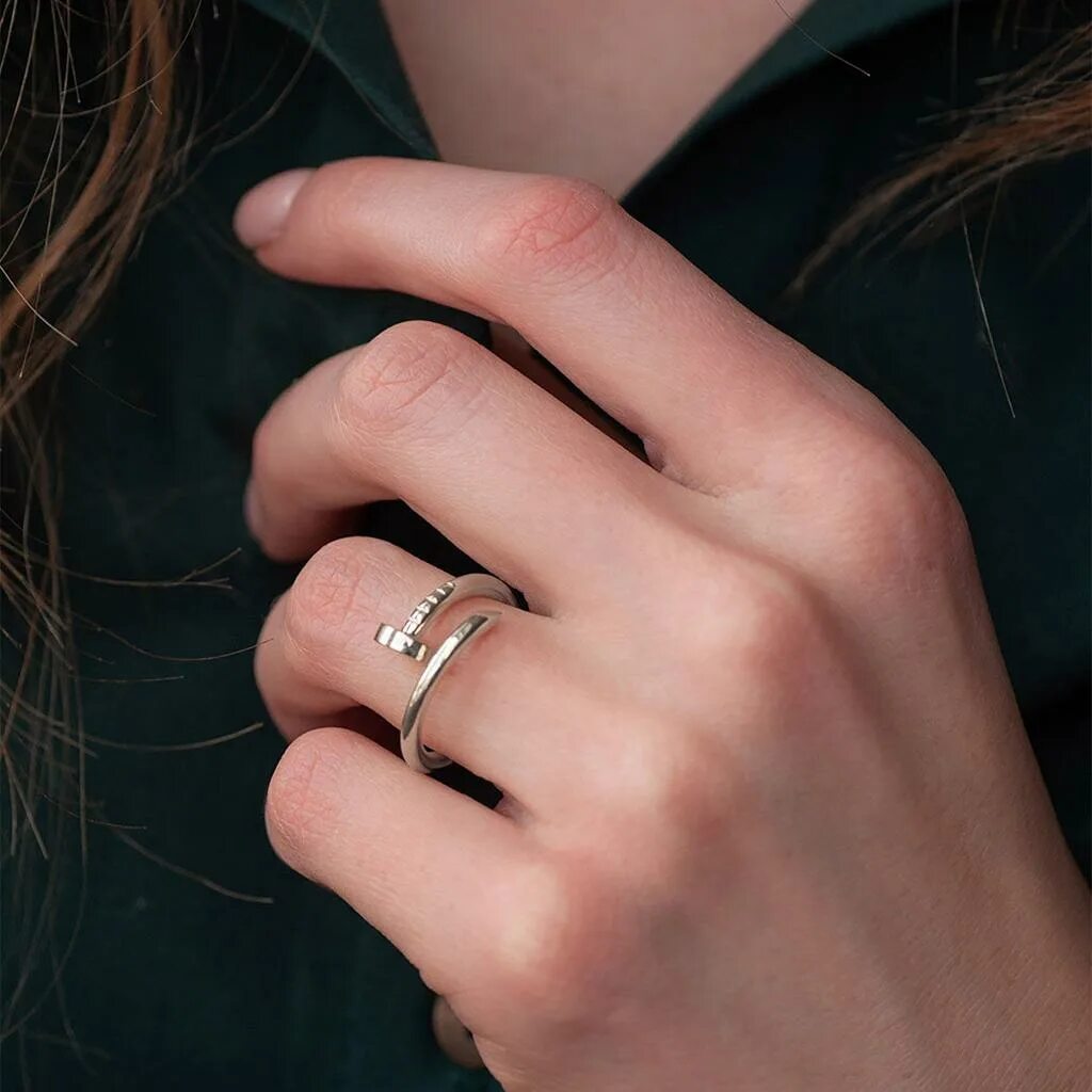 Сколько cartier гвоздь. Кольцо картье гвоздь. картье кольцо гвоздик золотое. cartier juste un clou кольцо. золотое кольцо гвоздь картье.