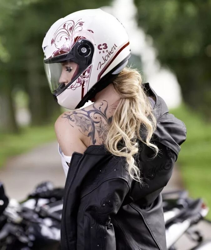 мотошлем bmw motorrad. девушка в шлеме. большие шлемы женщины. шлем интеграл gsb. ролик шлем женщина.