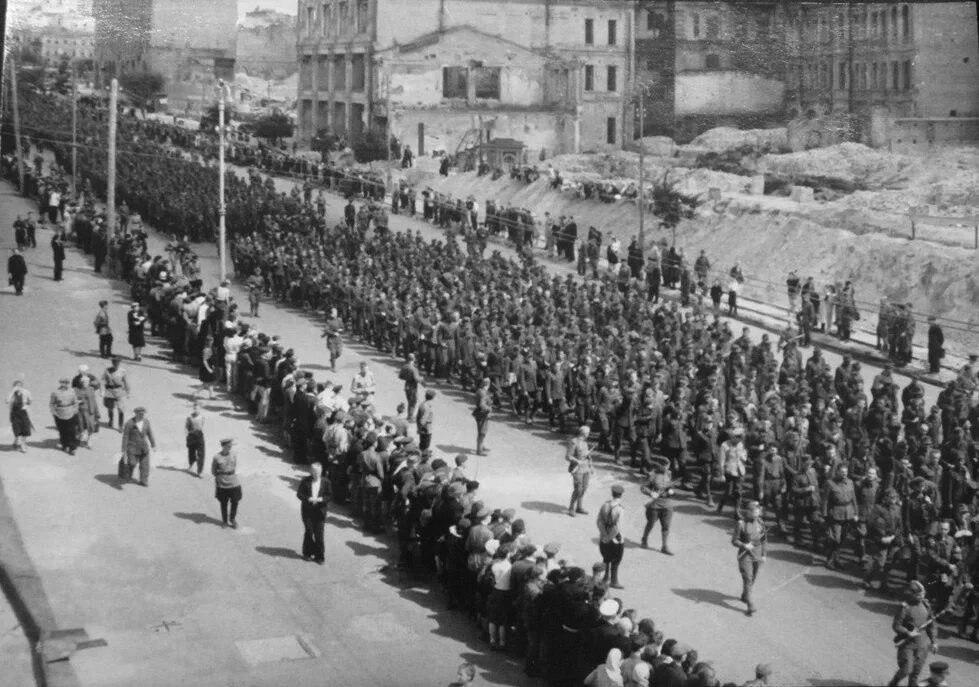 1944 г состоялся парад побежденных