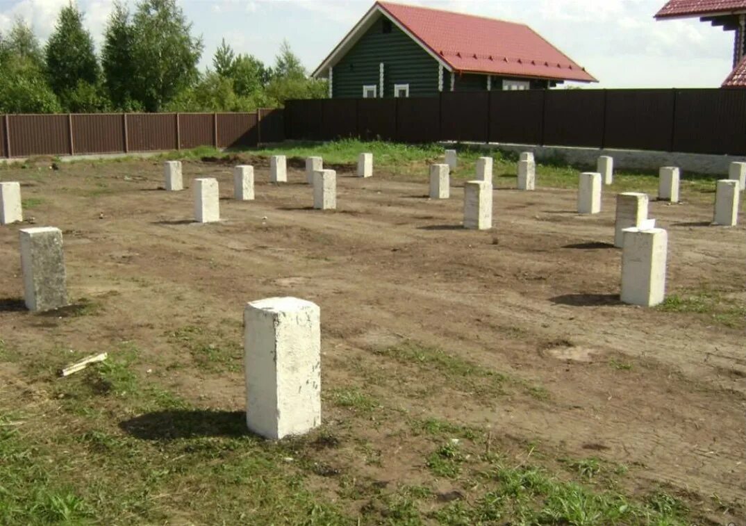 Эндбери забивные сваи. Свайное поле забивные сваи. Сваи железобетонные забивные. Бетонные сваи для фундамента.