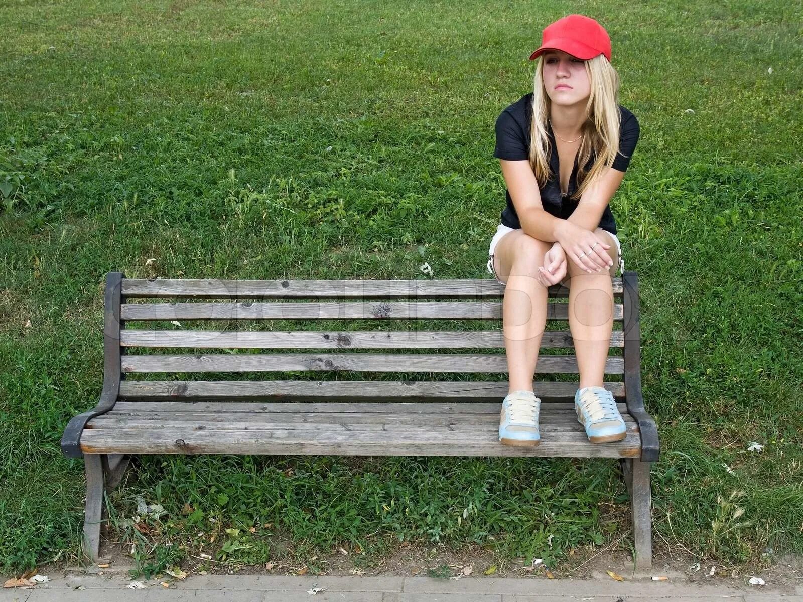 Голоногие девки в парках. Sit on the Bench. Девушка в парке в полный рост. Sitting on a Bench. Sit on a bench