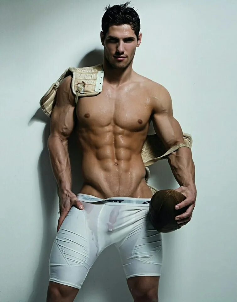 Парни с большими. Мужчина с линейкой. Удивилась в кровати. У парня большой размер. Удивленный мужчина в кровати.